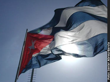 Nuestros muertos alzando los brazos la sabrán defender todavía.