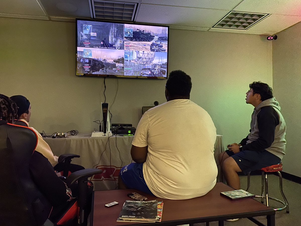HSU_esports's tweet photo. Gaming just hits different with friends📺 #lifeofgamers #collegelife #Esports https://t.co/xUEVBfWsnW