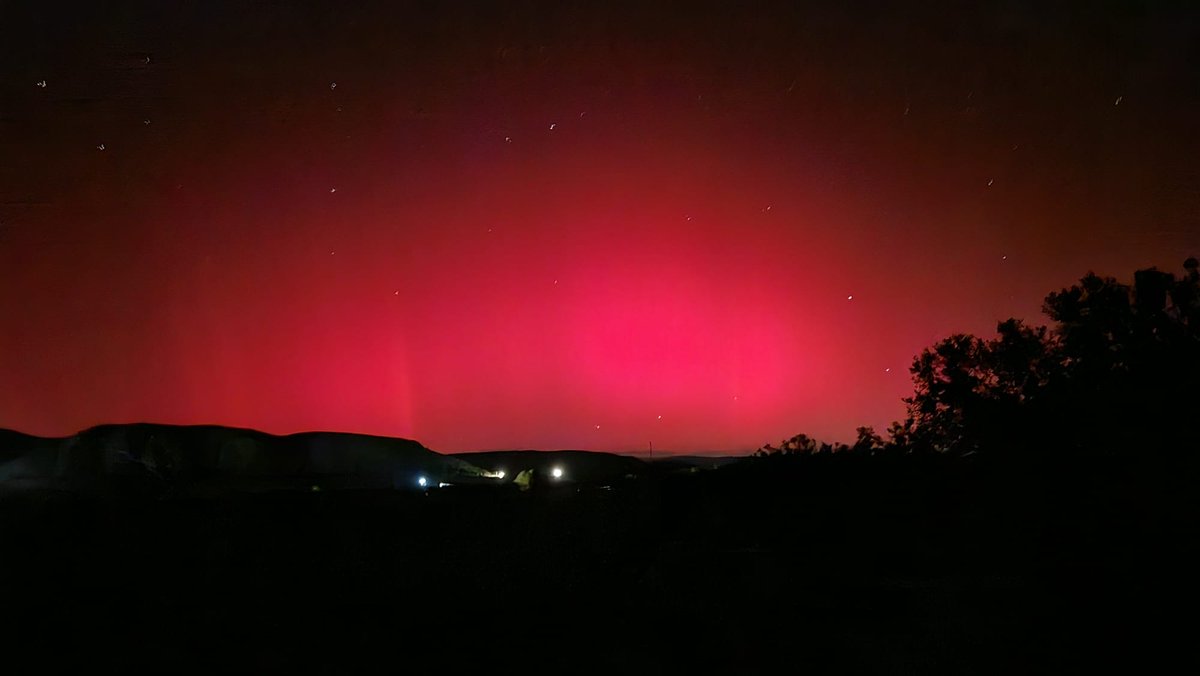 Por segunda vez este año, hemos podido contemplar una aurora boreal en nuestros cielos.

Así se vio anoche desde los alrededores de #Villena.

📸 Ricardo Pagán.