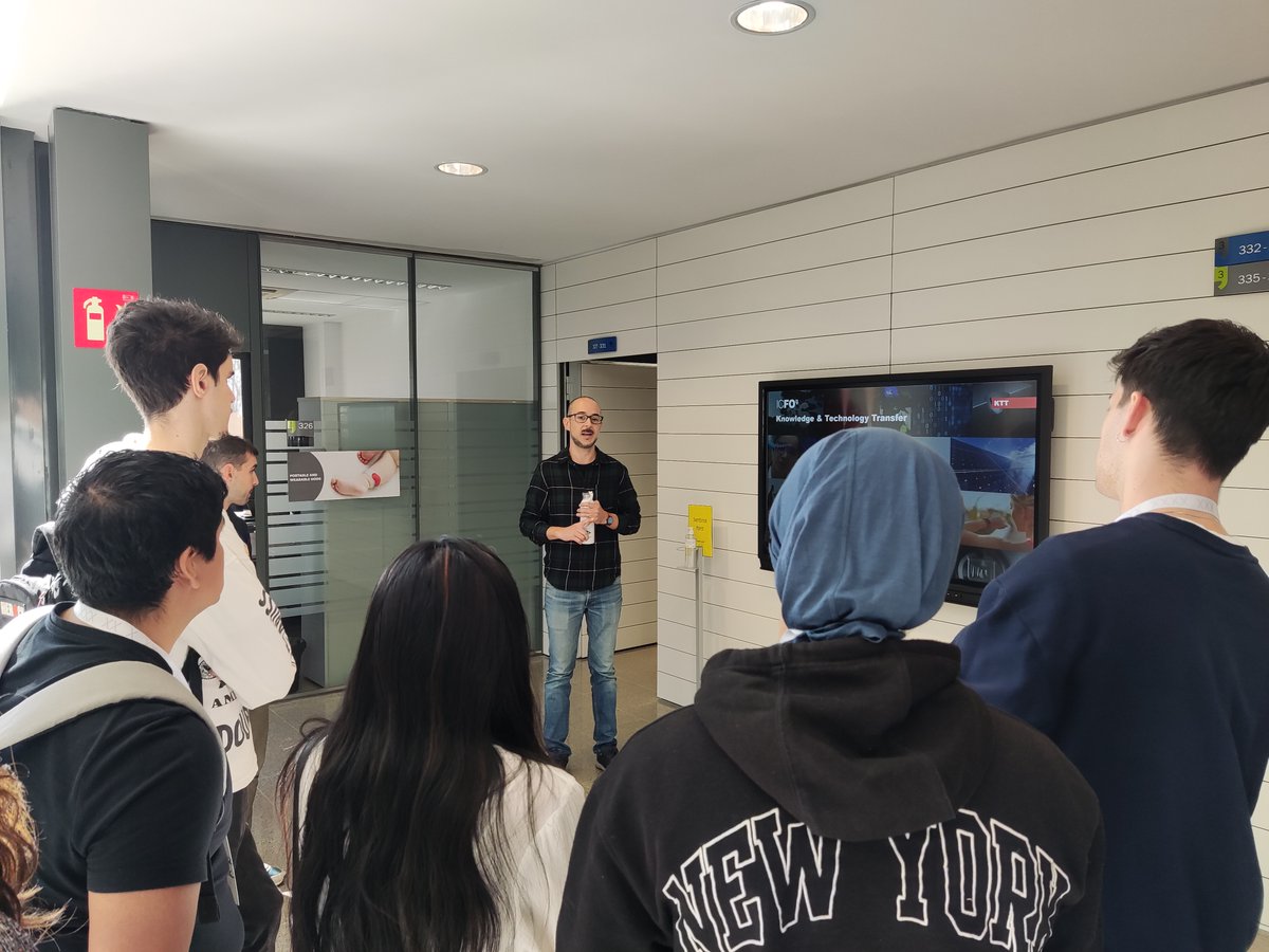 ICFOnians's tweet photo. Ahir ens van visitar el grup de joves de l'#InnoBus24, amb els companys i companyes d'@Innobaix🚌
Durant la visita han pogut conèixer el que es fa a l'@ICFOnians, i han visitat els laboratoris de Medicina Òptica i el de nous materials amb els seus investigadors. https://t.co/rAMJ89zK6m