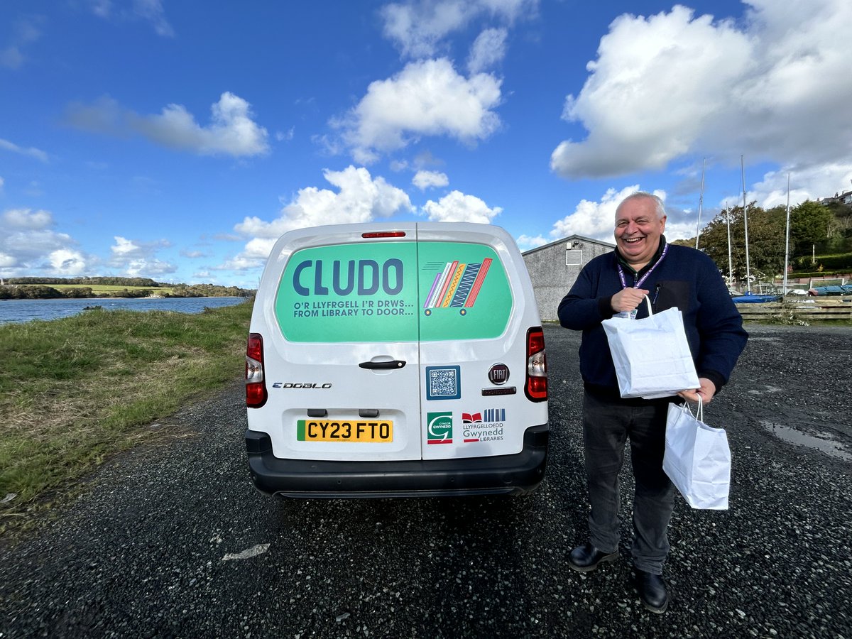 LlyfrGwyneddLib's tweet image. Mae ein holl gerbydau cludo i gyd yn faniau trydan, fel rhan o gynllun @CyngorGwynedd
i fod yn gyngor carbon sero net ac ecolegol gadarnhaol erbyn 2030.

#WythnosLlyfrgelloeddGwyrdd #GreenLibrariesWeek