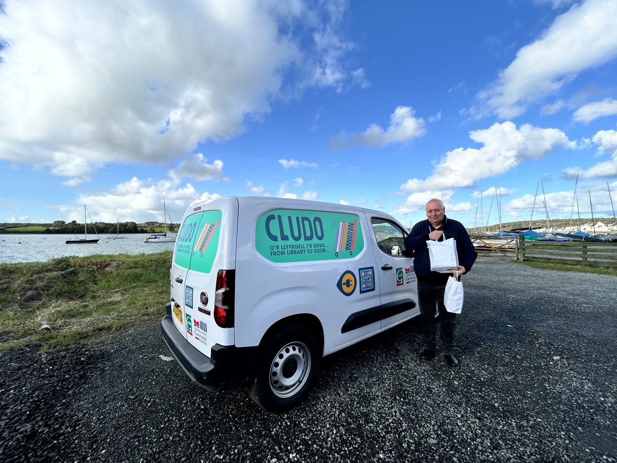 LlyfrGwyneddLib's tweet image. Mae ein holl gerbydau cludo i gyd yn faniau trydan, fel rhan o gynllun @CyngorGwynedd
i fod yn gyngor carbon sero net ac ecolegol gadarnhaol erbyn 2030.

#WythnosLlyfrgelloeddGwyrdd #GreenLibrariesWeek