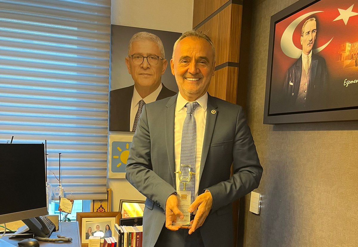 TRendMEDYA_'s tweet photo. 🏆 Rekor Katılımlı Anket Sonuçlandı! 

İYİ Parti’nin Ağustos ayındaki en başarılı milletvekili, binlerce katılımla Prof. Dr. Mehmet Akalın seçildi!

Her ay yeni bir yıldız belirleniyor, yılın milletvekili kim olacak? Takipte kalın! 

#İYİParti #TrendMedya #ProfDrMehmetAkalın #Başarı @mehmetakalin22 #edirne