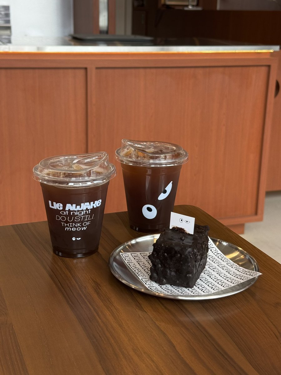placestwogo's tweet photo. LIE AWAKE คาเฟ่เปิดใหม่ย่านเพชรเกษม ใกล้กับ BTS บางหว้า ที่ซ่อนตัวอยู่ในปั๊ม แต่หลายคนก็ตามมาเพราะความน่ารักของทั้งน้องแมวดำที่เป็น mascot ของร้าน และบรรยากาศสุดโคซี่ที่เข้ามาแล้วเหมือนไม่ได้อยู่ในปั๊มเลย ฮ่า ใครดื่มกาแฟ ที่นี่มีให้เลือกถึง 5 เมล็ดตั้งแต่คั่วเข้มไปถึงอ่อน มี non coffee อีกหลายเมนู และมีเบเกอรี่หลายอย่างเลย วันนี้สั่งเป็น chocolate fugde อร่อยมากๆๆๆ ระหว่างนั่งอยู่น้องที่ร้ายเอาพิซว่ามาให้ลองชืม เลยรู้ว่าที่ร้านมีขายพิซซ่าด้วย ร้านสวย บรรยากาศดี ใครเป็นชาวฝั่งธนฯ เหมือนเรา รีบแวะมากันได้เลย🐱🖤
#รีวิวคาเฟ่ #PlacestwoGo