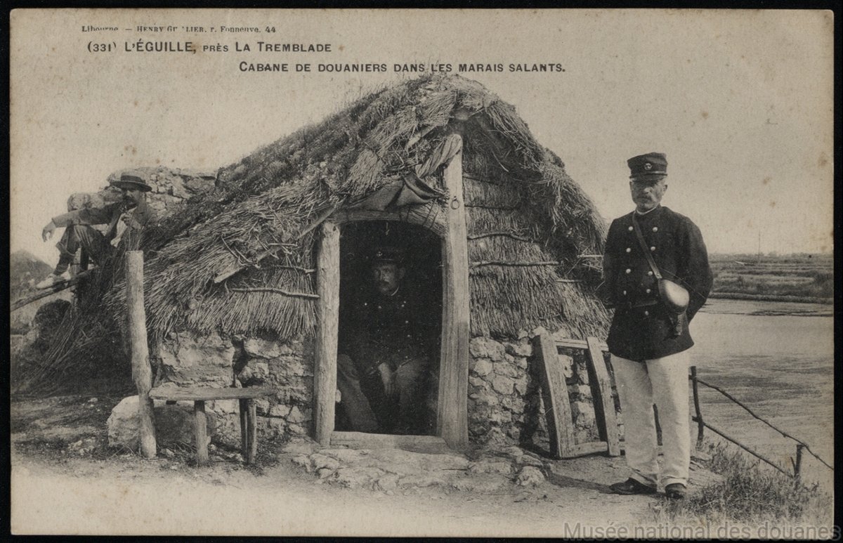 Jusqu’en 1945, des douaniers sont chargés de contrôler les marais salants et salines, ainsi que les entrepôts de stockage de sel. Les agents affectés à la surveillance des marais mènent une vie difficile, notamment à cause de la malaria, surnommée la « fièvre des marais ».