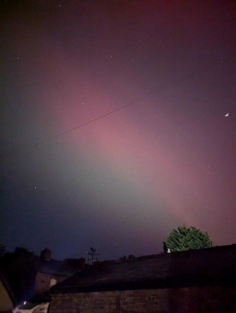 Room for another #NorthernLights pic...? Taken at 1am in my back garden, beyond incredible! 🌌 #Shropshire