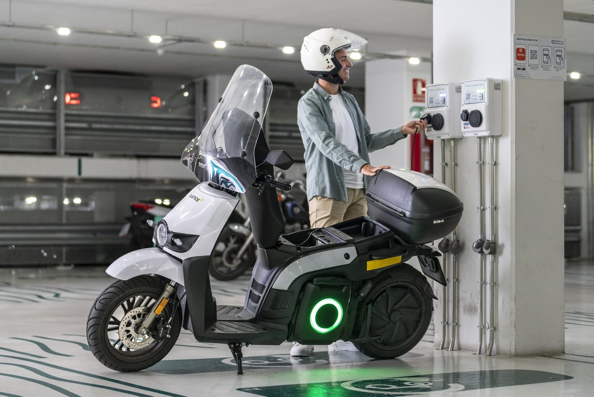 Endolla Barcelona (@endolla_bcn) on Twitter photo Tens moto elèctrica? A #Endolla disposem de 124 punts al carrer i 186 en 40 <a href="/AparcamentsBSM/">AparcamentsBSM</a>, amb connectors Schuko, que poden recarregar l'energia equivalent per una autonomia de 50km.
L'autonomia, però, pot veure's condicionada per diversos aspectes ➡️ow.ly/s61b50nhgbb Tens moto elèctrica? A #Endolla disposem de 124 punts al carrer i 186 en 40 <a href="/AparcamentsBSM/">AparcamentsBSM</a>, amb connectors Schuko, que poden recarregar l'energia equivalent per una autonomia de 50km.
L'autonomia, però, pot veure's condicionada per diversos aspectes ➡️ow.ly/s61b50nhgbb