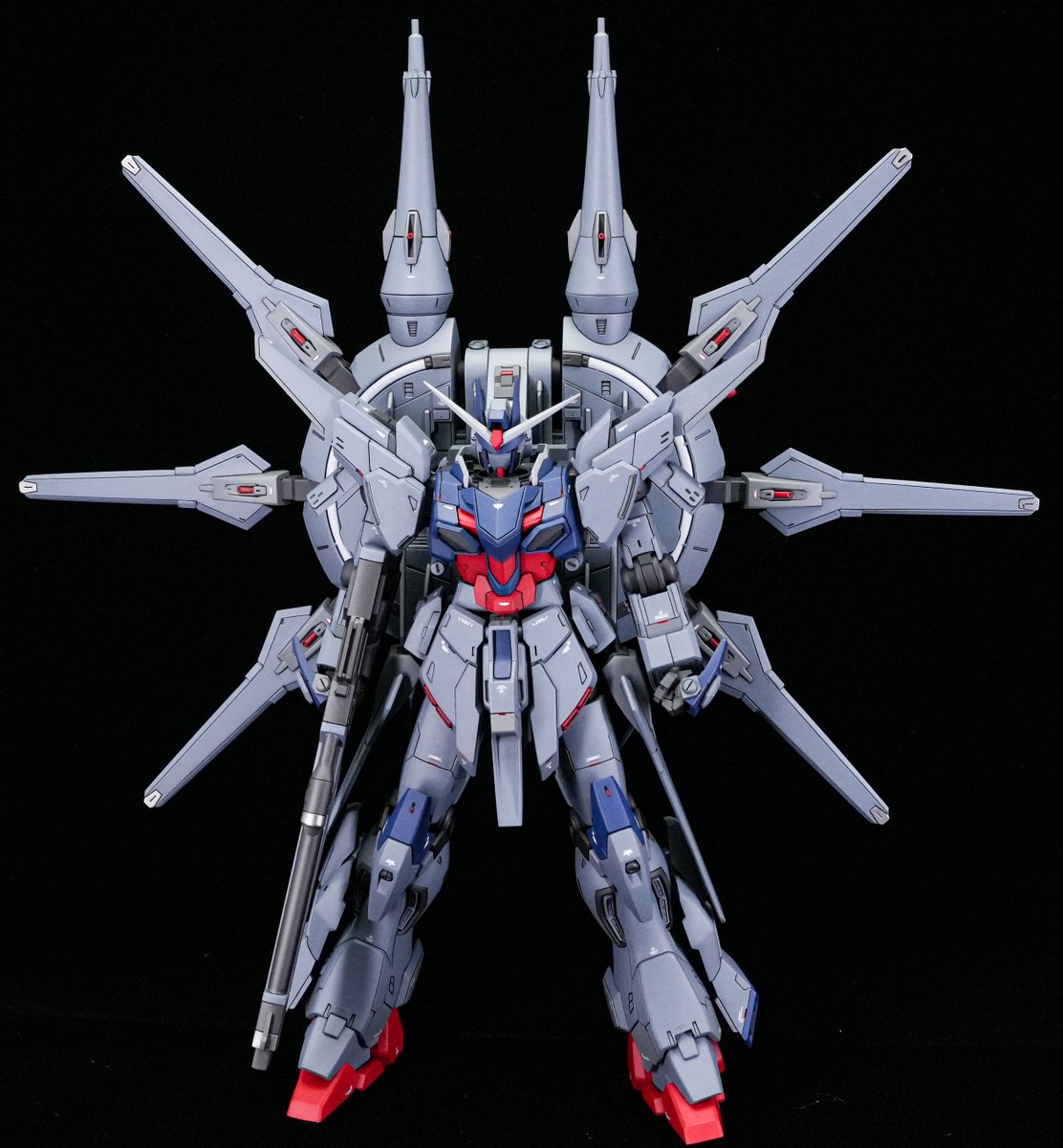 【HGレジェンドガンダム】　
完成しました！
HGUCシナンジュ・スタインとのミキシングです！

スタインベースなのでそれに合わせて頭部拡張や、バックパックに1/100を使用してサイズ感を合わせました！
＃ガンプラ
#ガンダムSEEDDESTINY20周年