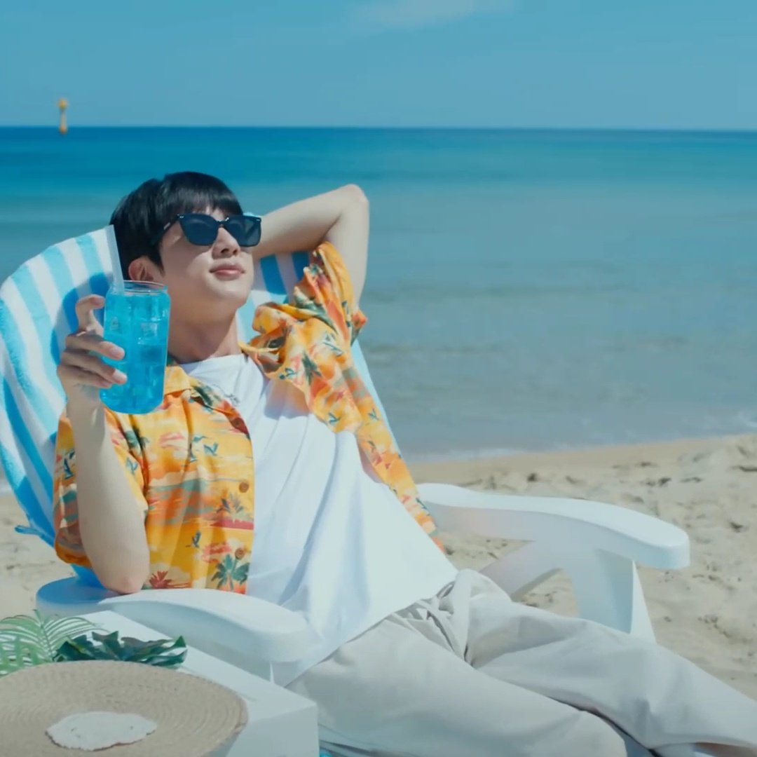 Zi_btsarmy7's tweet photo. This mv is just for a tuna?😭😭

SEOKJIN IS COMING 
SUPER TUNA IS COMING 
#SuperTune_ExtendedVersion https://t.co/IWY0ZjxzNi