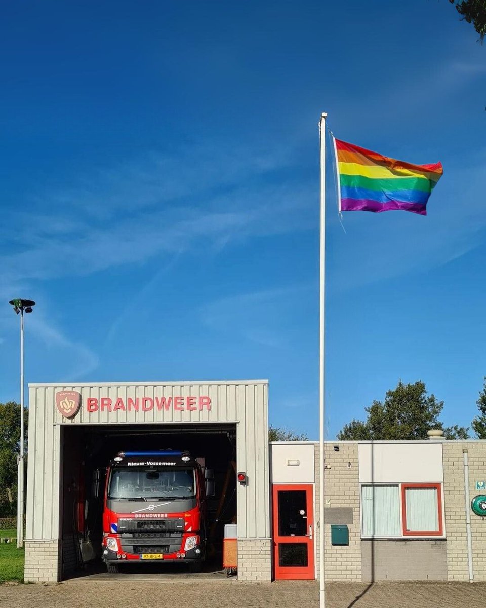 🏳️‍🌈 🔥 | Vandaag hijsen we de regenboogvlag voor Internationale Coming Out Day. Bij de brandweer ben je welkom, ongeacht waar je vandaan komt, hoe je je identificeert of van wie je houdt. Verschillen maken ons sterker.