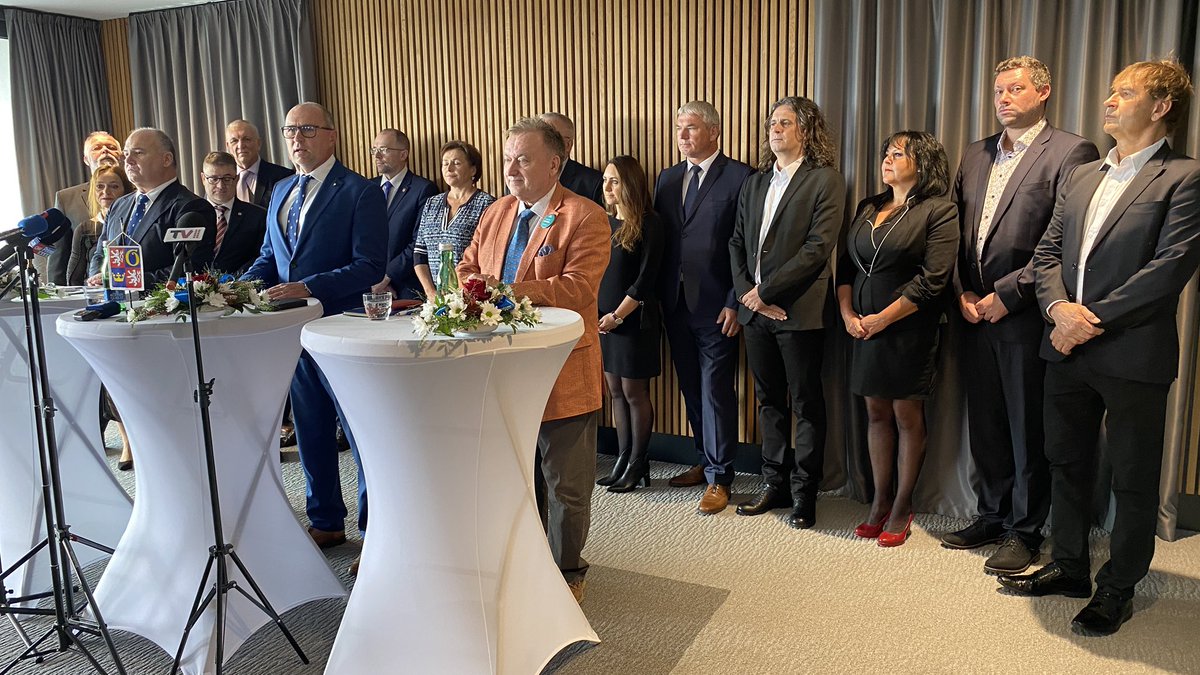 To jsou oni. Budoucí vedení <a href="/hkregion/">Královéhradecký kraj</a>. Koalice ANO, Hlas samospráv (<a href="/SOCDEM_cz/">Sociální demokracie</a>) a <a href="/SPD_oficialni/">Hnutí SPD</a>, <a href="/svobodni/">Svobodní</a>, <a href="/volimtrikoloru/">Trikolora</a> a PRO. Hejtmanem bude Petr Koleta z ANO. V radě zasednou i tři poslanci z ANO - <a href="/JBerkovcova/">Jana Berkovcová</a>, <a href="/MasekJir/">Jiří Mašek</a> a Jaromír Dědeček.