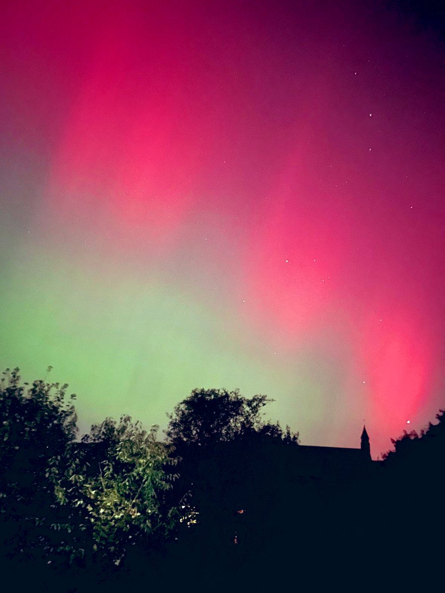 I’m having a great week outdoors on my morning commute walks, nature is certainly providing beautiful uplifting views and last night the Aurora was outstanding