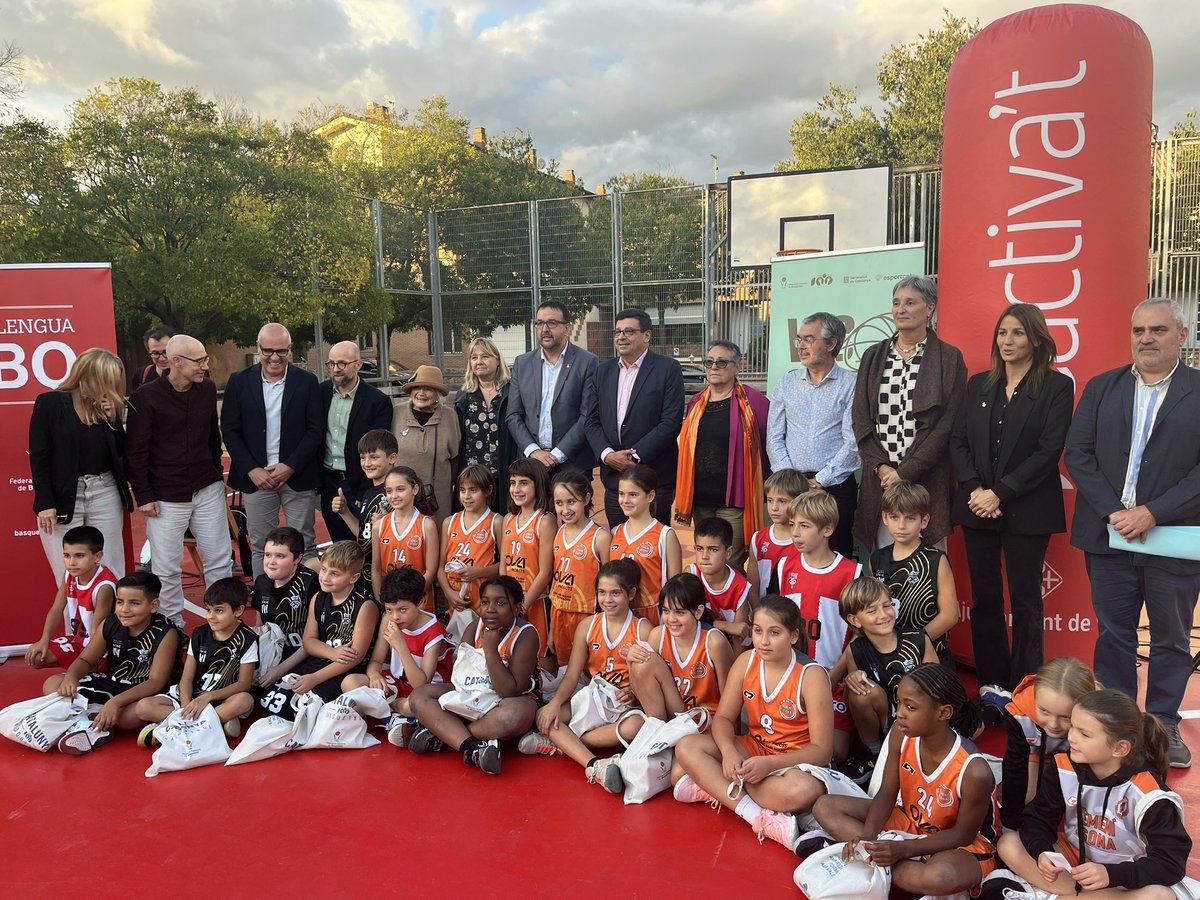 📅 Aquesta tarda, els dos clubs de Vic han participat a la presentació de #BQLlengua a la pista de l’Horta Vermella 🏀. Un projecte que uneix la promoció de la Llengua Catalana i el bàsquet 📚🏀.