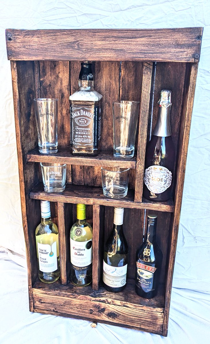 PaulsonCouriers's tweet image. Being in the #transport industry means lots of palletised loads. Quite often we're left with empty #pallets. What do I do with them? Burn them, throw them away?

No, I break them up and reuse the #wood to make items for the #home &amp;amp; #garden.

Take a look at a few bits I made here: