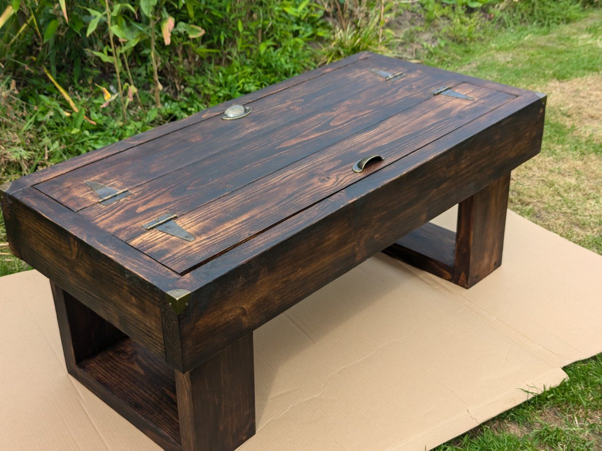 PaulsonCouriers's tweet image. Being in the #transport industry means lots of palletised loads. Quite often we're left with empty #pallets. What do I do with them? Burn them, throw them away?

No, I break them up and reuse the #wood to make items for the #home &amp;amp; #garden.

Take a look at a few bits I made here: