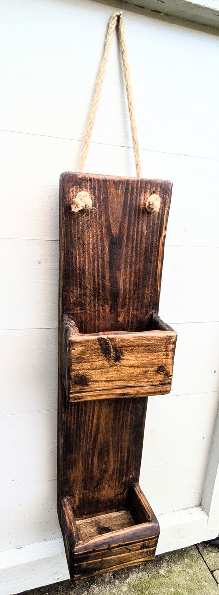 PaulsonCouriers's tweet image. Being in the #transport industry means lots of palletised loads. Quite often we're left with empty #pallets. What do I do with them? Burn them, throw them away?

No, I break them up and reuse the #wood to make items for the #home &amp;amp; #garden.

Take a look at a few bits I made here: