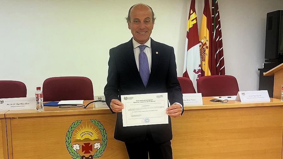 Premio para José Alberto Montoya por un artículo sobre la dirofilariosis. i.mtr.cool/ltxavrkspz