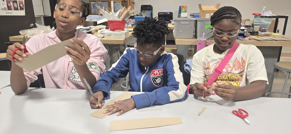 6th grade Ss built their turbine blades. On Day 3, they learned gear ratio and pitch, blade design. There was a debate on  blade orientation-ended up testing 2 sets of blades. #CFI #Stem <a href="/JohnRolfeMS/">John Rolfe Middle School</a> <a href="/DarrylJ_86400/">Darryl Johnson</a> <a href="/MacBeaton2/">Mac Beaton</a> <a href="/EricDoesScience/">Eric Byers, NBCT</a> <a href="/VaEducatorWJC/">William J. Crowder, Jr., Ph.D., Ed.D.</a> <a href="/VHS_CESS/">Center for Environmental Studies & Sustainability</a> <a href="/StooksD/">Dan Stooks</a>