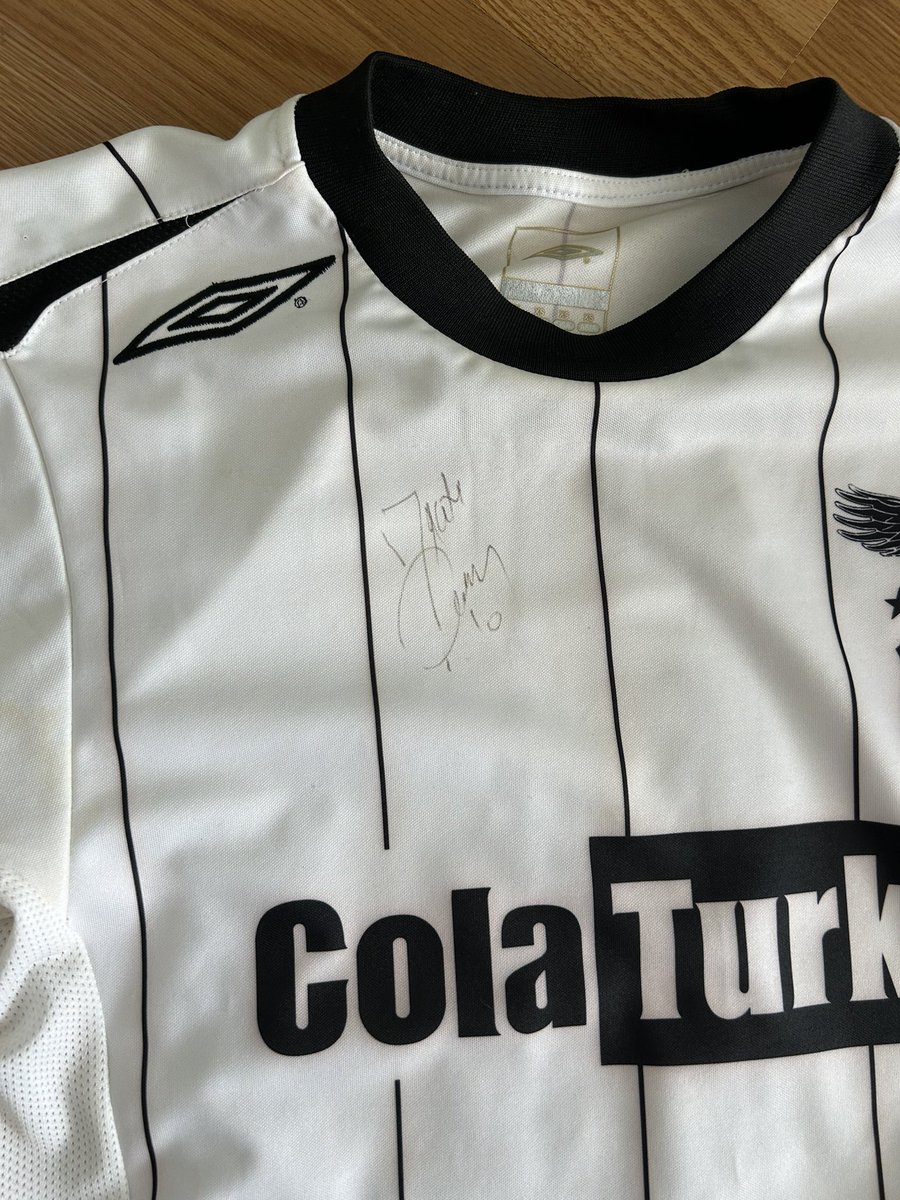 Muhafaza edemediğim için QUARESMA, GUTİ ve DELGADO imzalı formaları satıyorum. İlgilenen DM bırakabilir. (Kendi giydikleri formalardır)