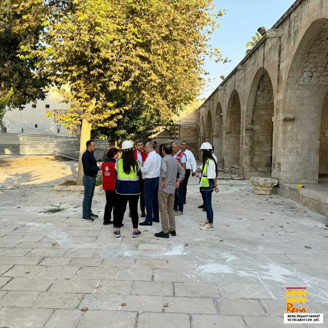 Renainsaat's tweet photo. Vakıflar Genel Müdürlüğü, Genel Müdür Yardımcısı Sn. Aydın Cem Arslanbay ve Sanat Eserleri ve Yapı işleri Daire Başkanı Sn. Şengül Koncagül Şanlıurfa,Ulu Camii ve Nimetullah Camii Restorasyon İşi şantiyelerimizi ziyarette bulundular.

https://t.co/aA3tLiyDI9 https://t.co/Tvo8Zep5o3