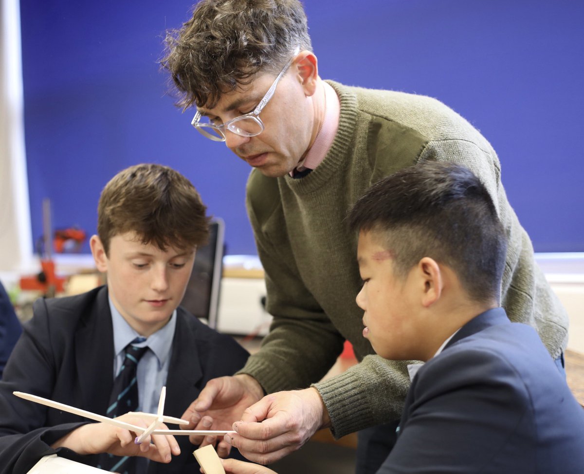 mgs_1515's tweet image. Pupils had a fantastic time at Flight Club, learning about the aerodynamics of plane wings and applying their knowledge to refine and launch their own designs. A wonderful hands-on experience combining creativity with science! #FlightClub #Aerodynamics