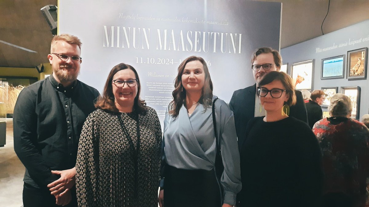 Minun Maaseutuni (@maaseutuni) on Twitter photo Eilen vietettiin Minun maaseutuni -näyttelyn avajaisia iloisissa tunnelmissa Sarka-museolla. 🥳 Paikalla meidän timanttinen tutkimusryhmä 💎 Ville, Kaisa, Maria, Lauri ja Helena. Näyttely on esillä museolla 11.1.2026 asti. Tervetuloa! <a href="/KoneenSaatio/">Koneen Säätiö</a> Eilen vietettiin Minun maaseutuni -näyttelyn avajaisia iloisissa tunnelmissa Sarka-museolla. 🥳 Paikalla meidän timanttinen tutkimusryhmä 💎 Ville, Kaisa, Maria, Lauri ja Helena. Näyttely on esillä museolla 11.1.2026 asti. Tervetuloa! <a href="/KoneenSaatio/">Koneen Säätiö</a>