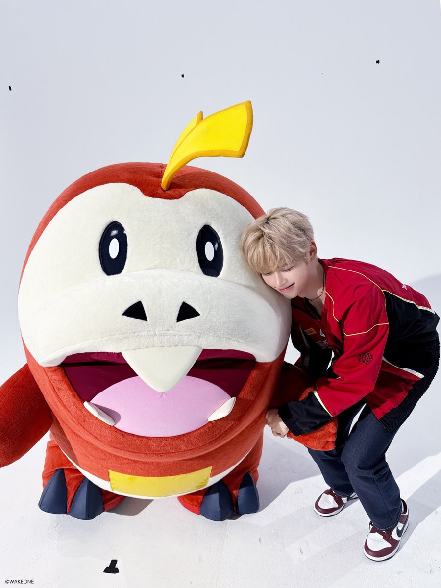 anipoke_PR's tweet photo. #アニポケ 新オープニングテーマ
「Only One Story」公開記念♪

#ZEROBASEONE(@ZB1_jp)
SUNG HAN BIN＆ #ホゲータ

スペシャルオフショットを公開！

見逃し配信はこちらから▼
https://t.co/PMa5mbFhWR https://t.co/hCDMKrDemC