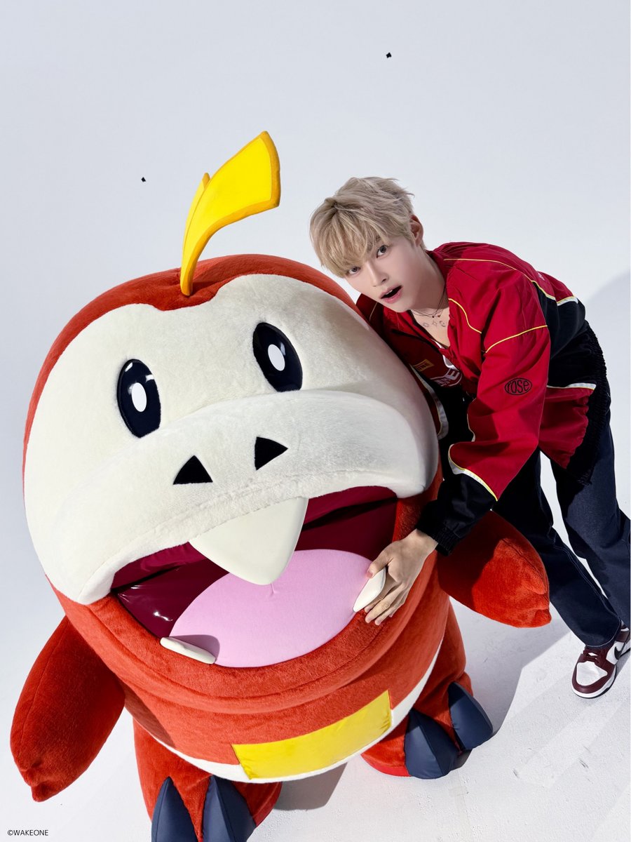 anipoke_PR's tweet photo. #アニポケ 新オープニングテーマ
「Only One Story」公開記念♪

#ZEROBASEONE(@ZB1_jp)
SUNG HAN BIN＆ #ホゲータ

スペシャルオフショットを公開！

見逃し配信はこちらから▼
https://t.co/PMa5mbFhWR https://t.co/hCDMKrDemC
