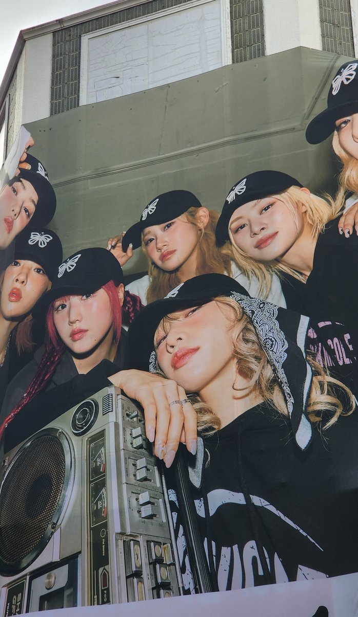 5yOQd's tweet photo. 베베가 놀란 이유 외벽에 베베가 개크게 걸려있음😍 아 기살아 https://t.co/oUX5jCxdVj