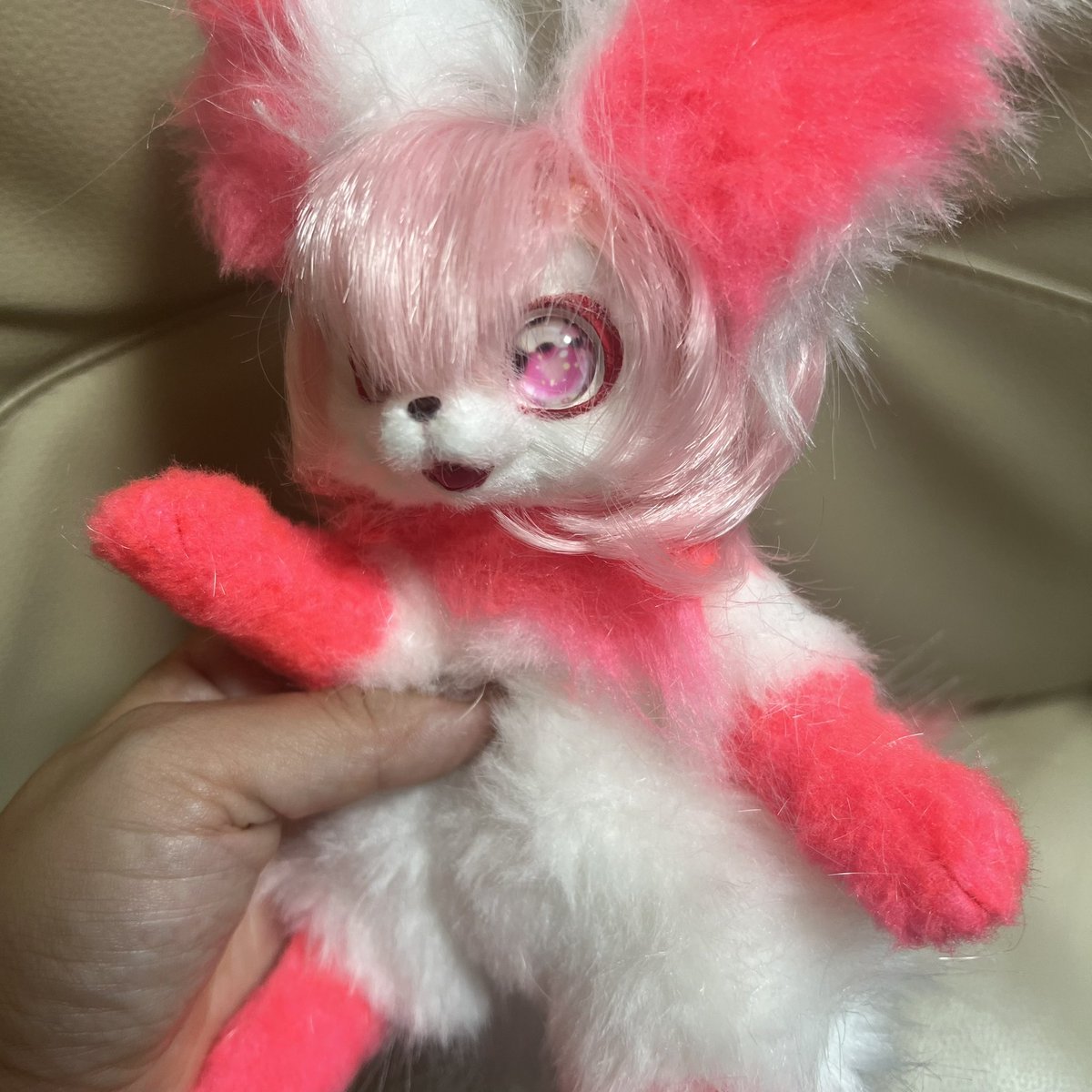abcmixmix's tweet photo. ウィッグの子
まだメイクとウィッグの調節出来てない……
幻獣ちゃんが小さいのでウィッグカットをするという……セッティングもしないとね！

 #アートドール  #幻獣 https://t.co/bacKM5S2KH