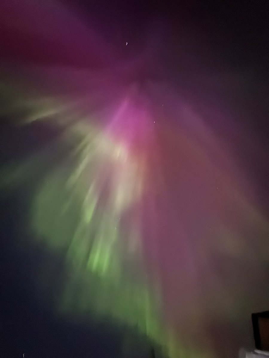 boehreeeeeeeeng's tweet photo. Northern lights in Grande Prairie https://t.co/BJNgtMz88v