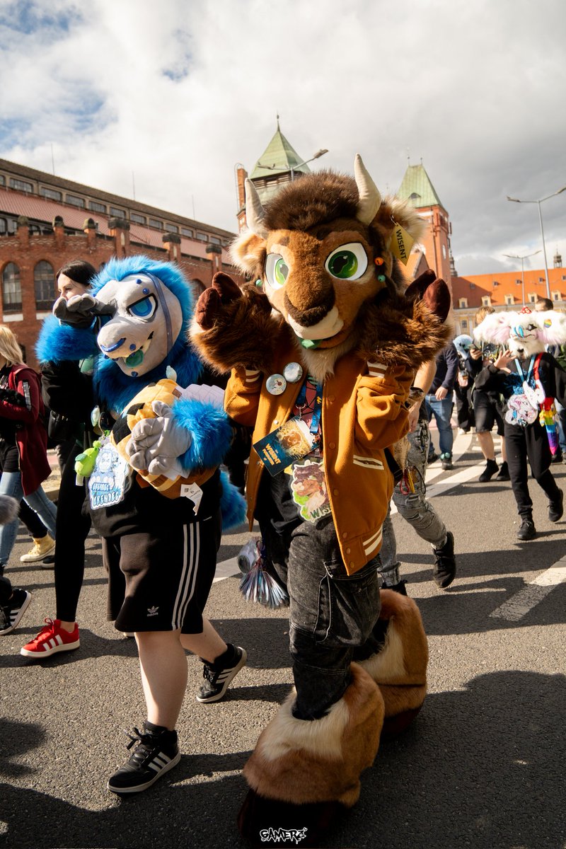 HiiGamerz's tweet photo. Few shots of Furwalk in Wrocław.
#FursuitFriday #fursuit #furry #WrF #wroof #WrocławskiFurwalk https://t.co/DshZp2H2hy
