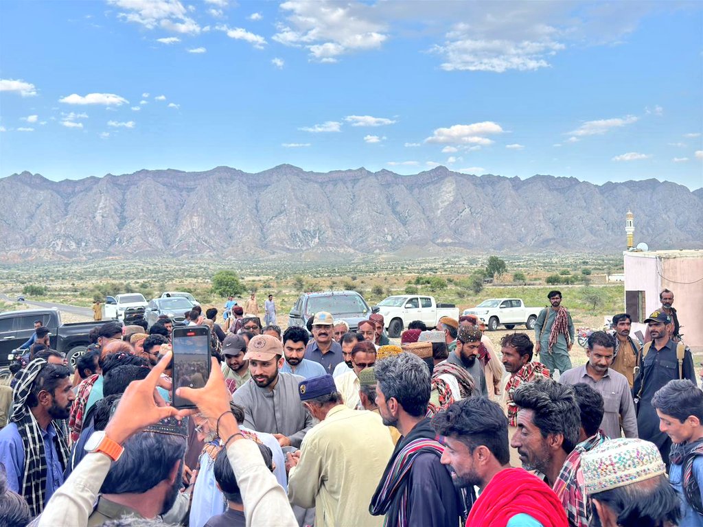 zarainkmagsi's tweet photo. کنراج: پارلیمانی سیکرٹری برائے قانون سیاحت و ثقافت بلوچستان نوابزادہ میر زرین خان مگسی کو دورہ کنراج دین محمد جاموٹ گوٹھ پہنچنے پر کنراج کی عوام بڑی تعداد میں انکا استقبال کررہے ہیں https://t.co/deV4exgtCp