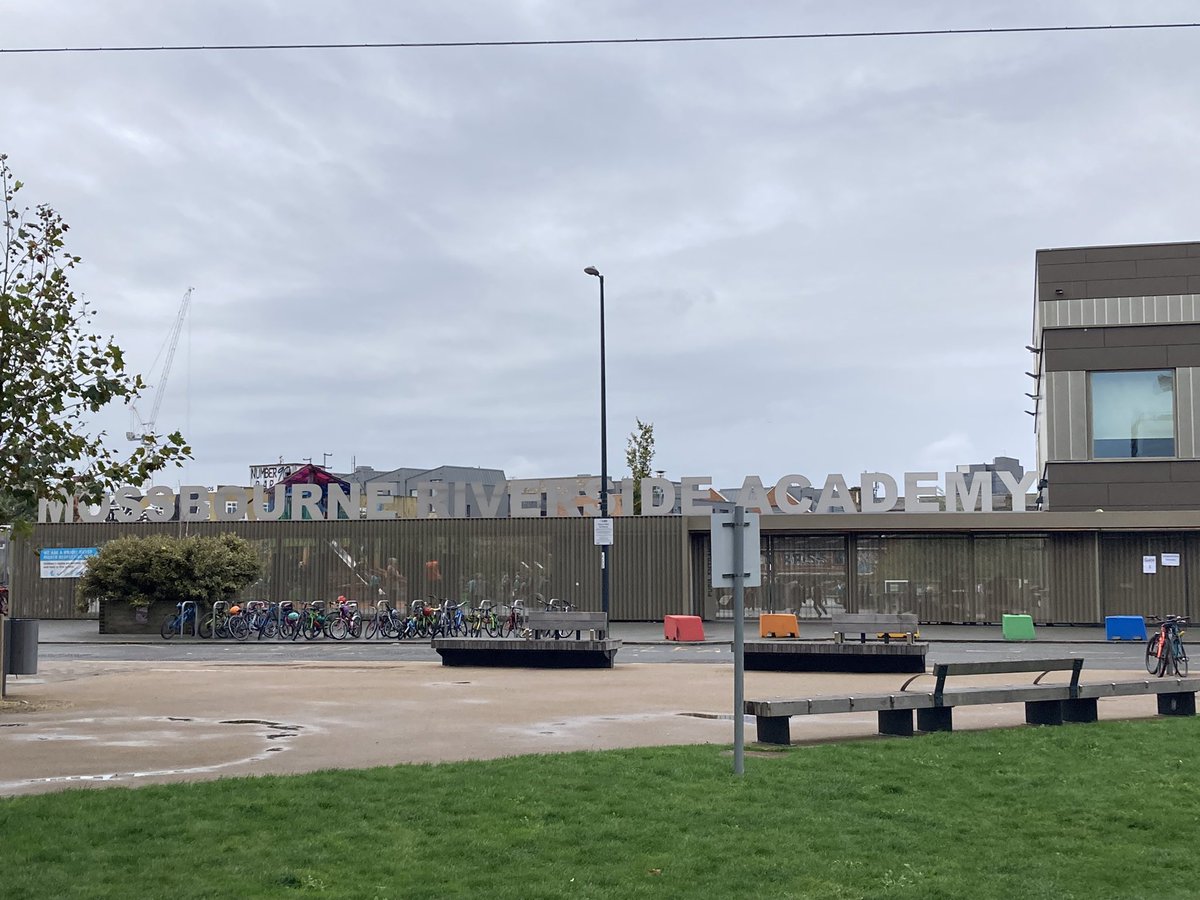 A 🧵: This is the Mossbourne Riverside Academy primary school in Hackney - it has one of London’s 600+ School Streets and walking &amp; cycling to school is actively promoted by the staff.