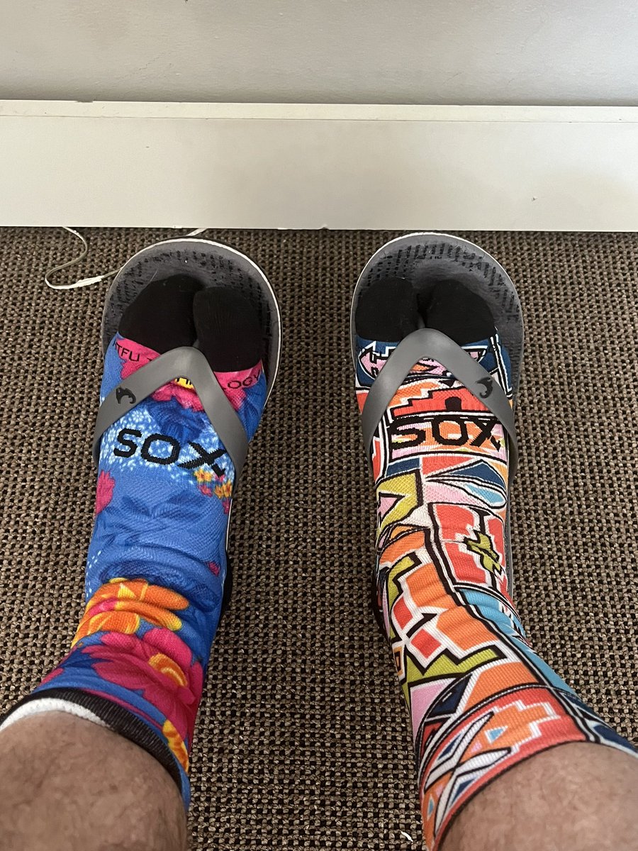 JeanDommisse's tweet photo. #heyheyitsfriday #funkyfridaysocks #crazysocks #fridaysocks https://t.co/aRWNArzEwV