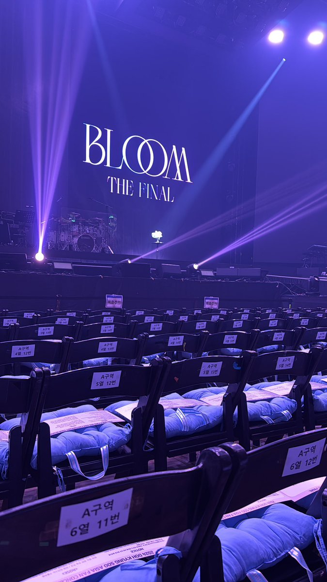 solornbalbum's tweet photo. kyungsoo prepared pillows and fan slogans for everyone🥹 https://t.co/Pm5iR4cDr4