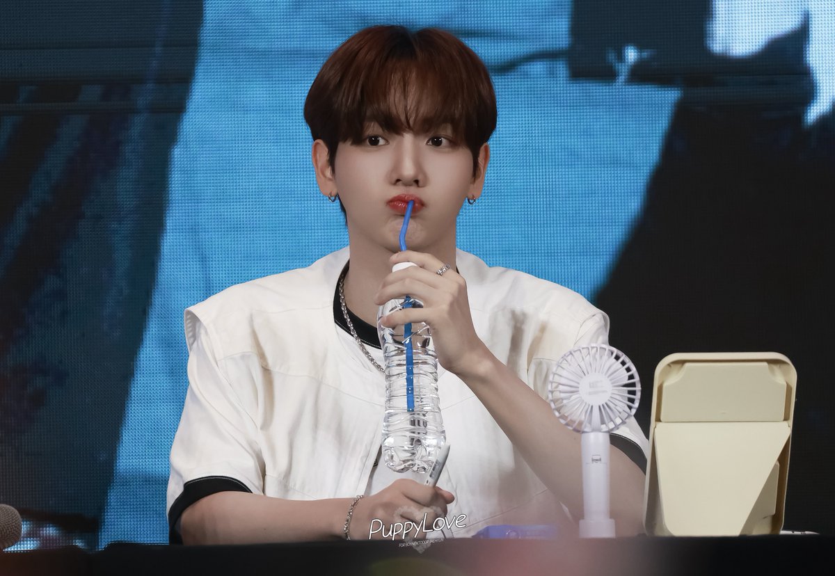mjhnextdoor's tweet photo. 진짜로 물 마실 때(빨대ver.)                         퍼포먼스용 https://t.co/Fytdu33mUt