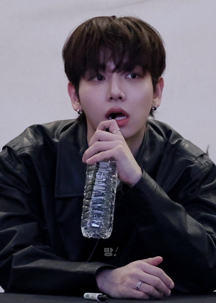 mjhnextdoor's tweet photo. 진짜로 물 마실 때(빨대ver.)                         퍼포먼스용 https://t.co/Fytdu33mUt