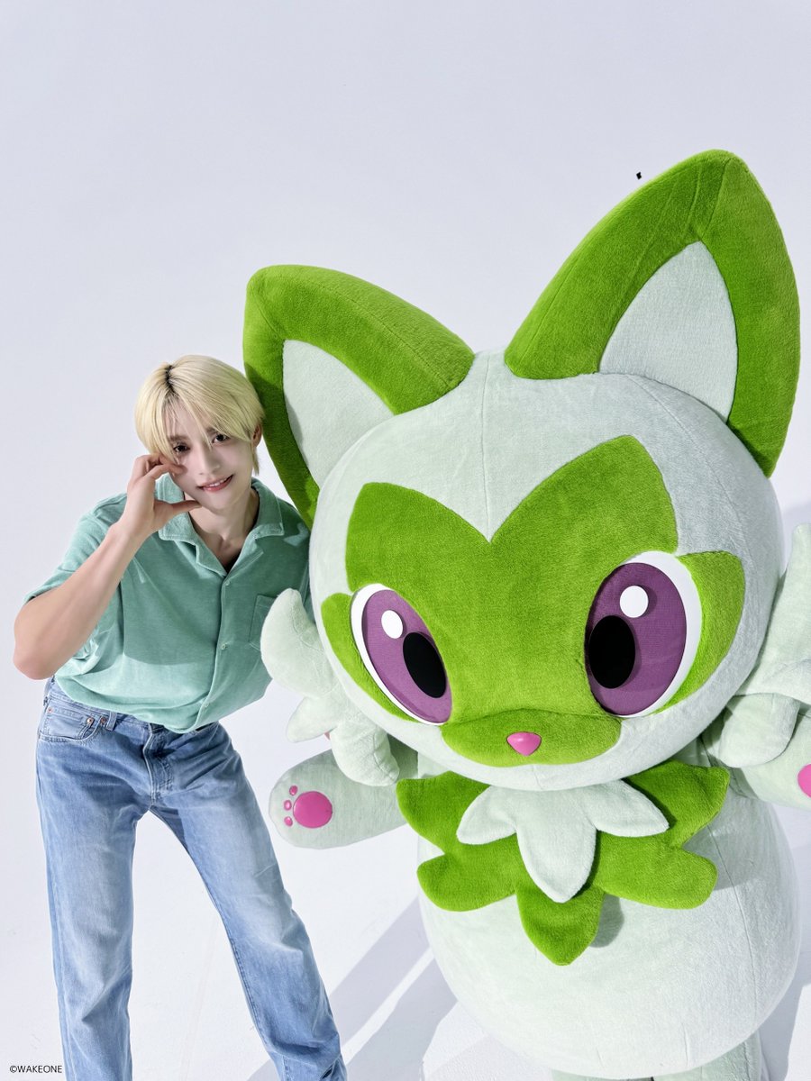 anipoke_PR's tweet photo. #アニポケ 新オープニングテーマ
「Only One Story」公開記念♪

#ZEROBASEONE(@ZB1_jp)
KIM JI WOONG＆ #ニャオハ

スペシャルオフショットを公開！
コメントフルバージョンは本日20時に公開予定です🌿

見逃し配信はこちらから▼
https://t.co/PMa5mbFhWR https://t.co/cDayUj9tVo