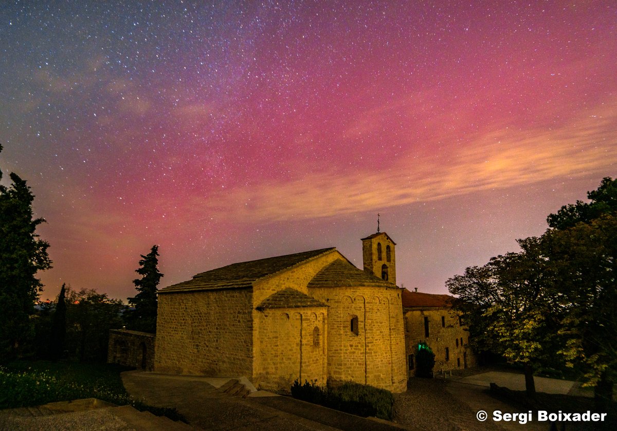 Que BÈSTIA aquesta nit a Montserrat! 

Fa 5 mesos vam viure-ho al Pedraforca i aquest cop hem tingut la sort de veure #aurores #boreals a l'entorn de #Montserrat des de Collbató (1), Sant Miquel (2), El Bruc (3) i Santa Cecília (4)

<a href="/estelsiplanetes/">Joan Anton Català Amigó</a> 
<a href="/eltempsTV3/">El temps</a>
<a href="/P4Estacions/">Projecte 4 Estacions</a>