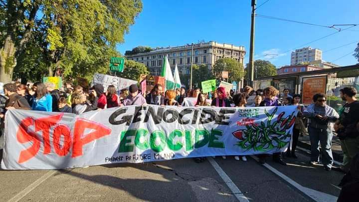 MILinMOV's tweet image. MILANO, TORNA IN PIAZZA IL CLIMATE STRIKE

Nel giorno in cui è annunciata la presenza in piazza di #GretaThunberg il climate strike si riprende le strade della metropoli: contro l'ecocidio e contro il genocidio

#FridaysForFuture 
#ClimateStrike 
#StopEcocidio 
#StopGenocidio