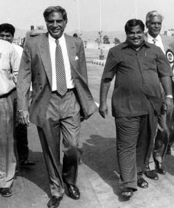 tarkVtark's tweet photo. इस तस्वीर में #रतन_टाटा जी के बगल वाले व्यक्ति कौन हैं? 
#RatanTata   
@RNTata2000 https://t.co/aO9mQoG24W