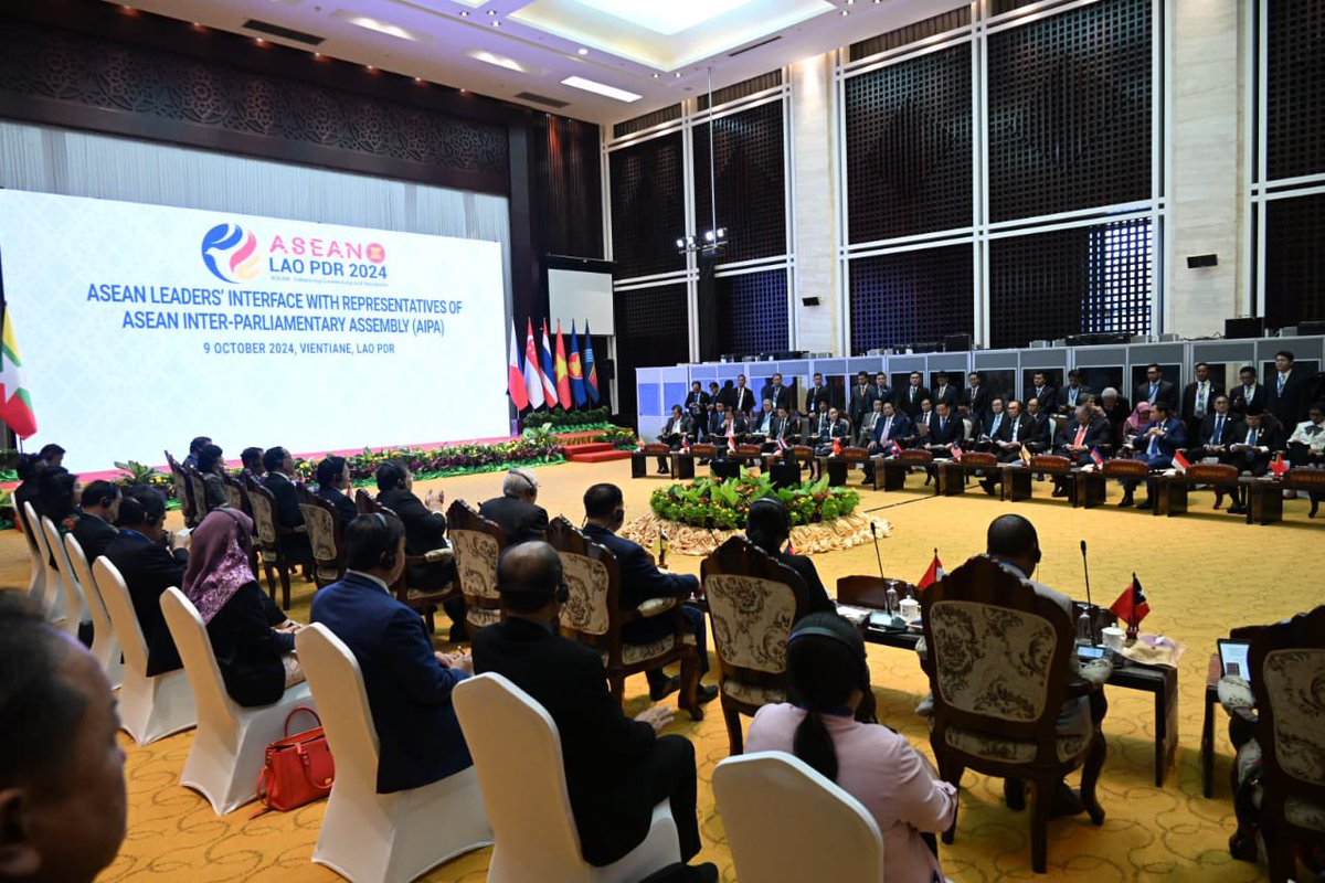 Usai sesi foto pada pembukaan KTT ke-44 ASEAN, saya menghadiri Sesi Pleno di Ruang 3 lantai 1, National Convention Center (NCC) Vientiane, Laos.

Saya memaparkan tiga capaian penting dalam upaya penguatan peran ASEAN selama sepuluh tahun terakhir. 

Pertama, mengapresiasi adopsi