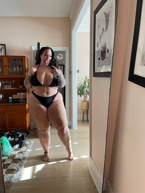 Am I too hot to handle? ? https://t.co/QFylwRIAJX