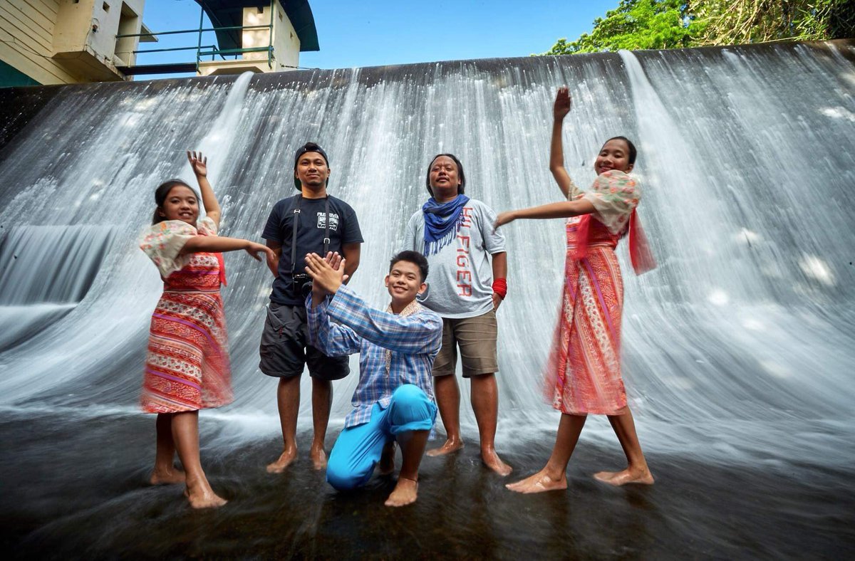 kyleartillaga's tweet image. Throwback! Shoot for DOT (2019) 📸🌴🇵🇭✨

📍Villa Escudero
📸 kuya Marboy and kuya renz!

Kryslene Anne
Gilliane Jeirame

#villaescudero #itsmorefuninthephilippines #DepartmentOfTourism