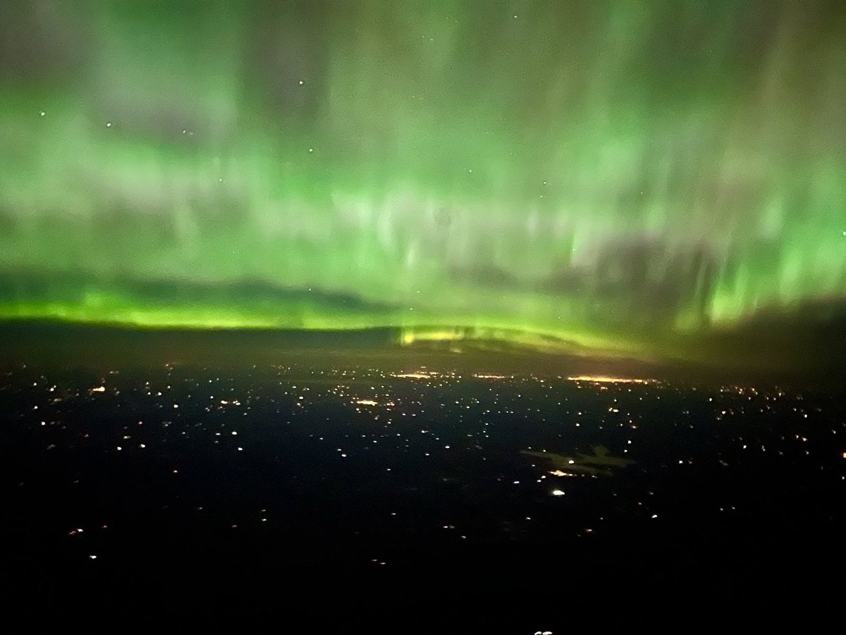 DowLinnell's tweet image. Tonight crossing Canada at 34,000ft.