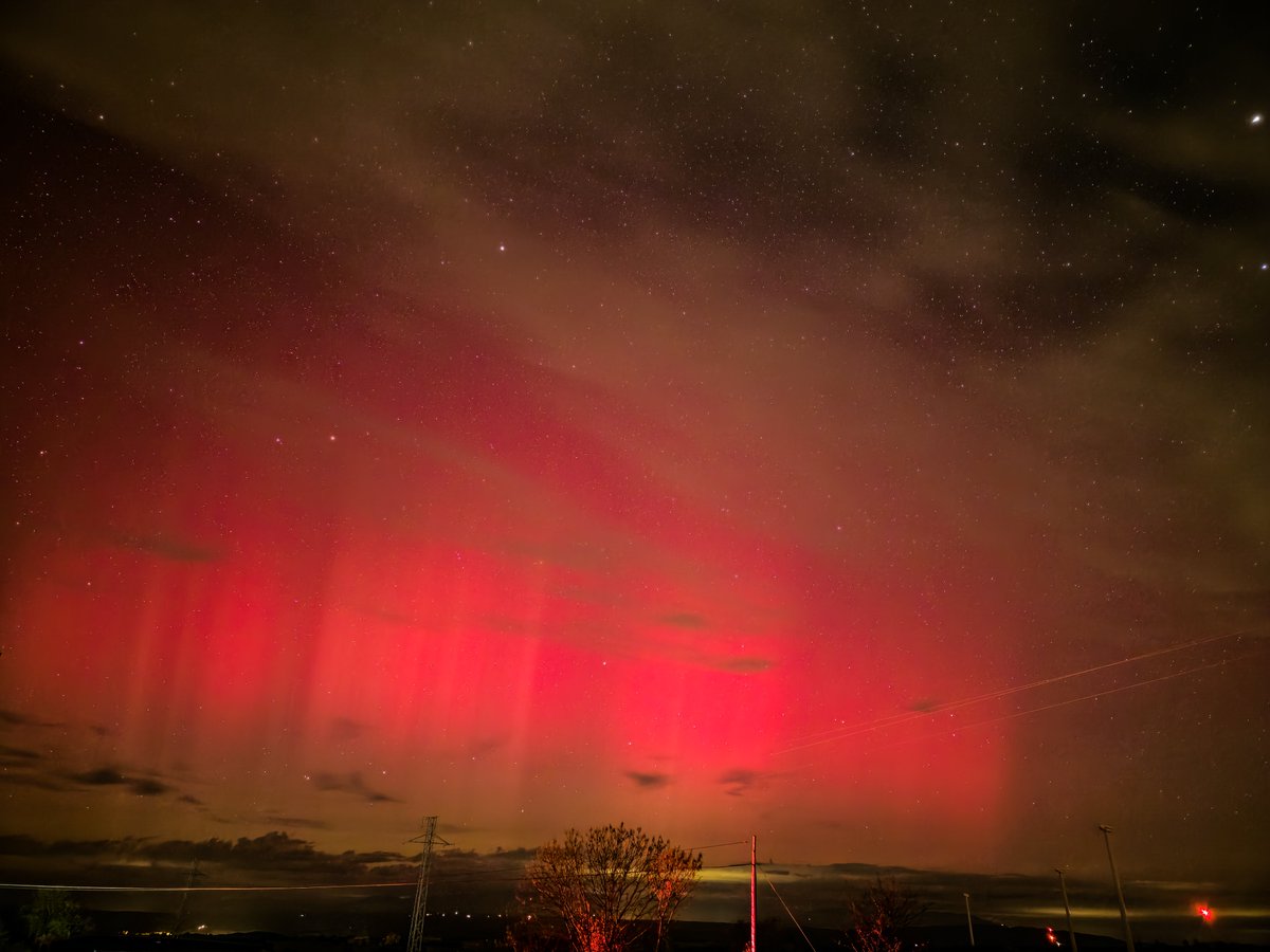 Aquí teniu les millors fotos de la nit màgica al Parc Astronòmic de Pujalt! Molts vau venir a gaudir de l'espectacle, tot i que gairebé tot es veia millor amb càmeres, a la 1h el reflex vermell de les aurores va ser visible a simple vista. Tornaran? Aquest cap de setmana ja no...