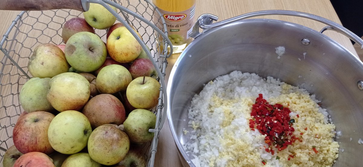 Guess what we're cooking this morning in our weekly cooking class with parents/ carers <a href="/HannahMorePri/">Hannah More Primary</a> ? #communitycooking #preserving
Thanks @FriendsHannahM for making this happen!