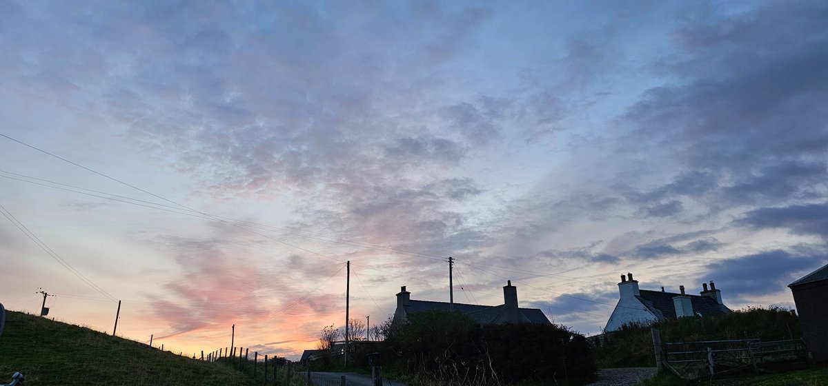 nicillemhoire's tweet photo. Some colour in the sky as the sun came up earlier.
#LochLeurbost #Crossbost #NorthLochs #IsleofLewis #WesternIsles #OuterHebrides #OctoberWeather https://t.co/b4drdQgtV1