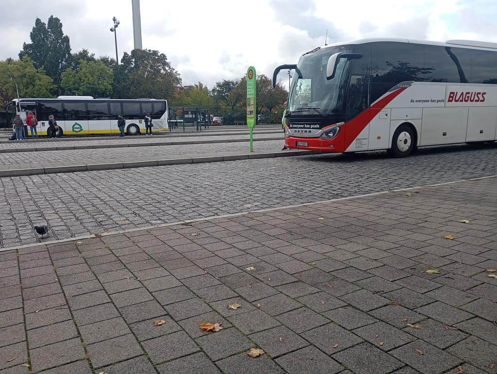 Christof_Arend's tweet image. Unglaublich. Was für ein Volk^^

Steh am Bussteig, kommt a Bus mit "204 Herzogenaurach Gymnasium" und fährt wieder. War aber eigentlich mein "205"er und ich darf jetzt a halbe Stund dumm rumstehen...

Den Fehler hab nicht ich gemacht.

#estw